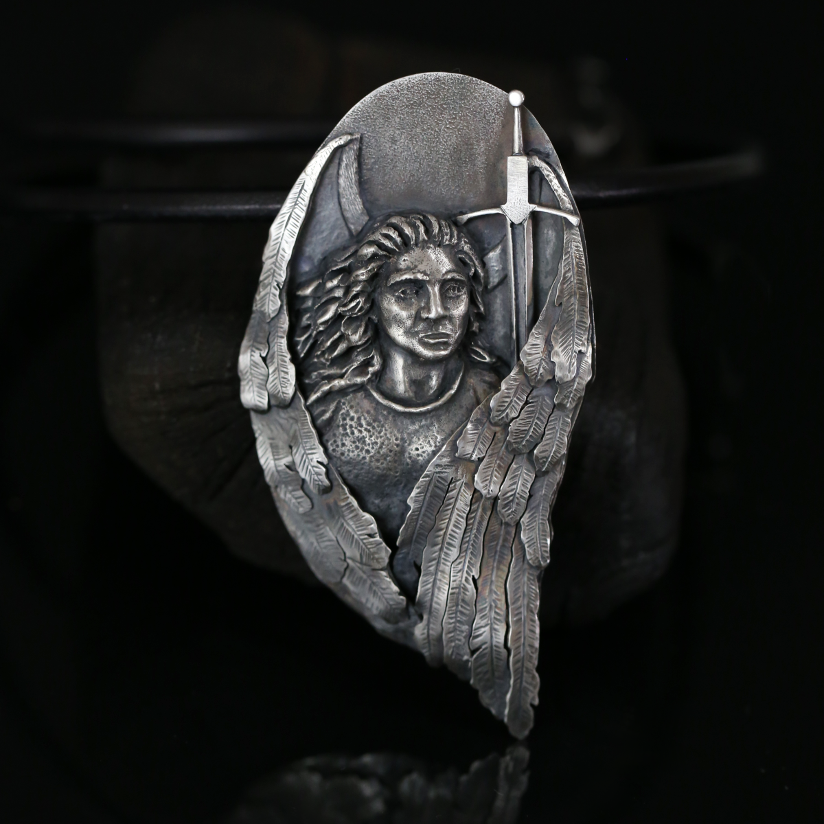 Biżuteria na zamówienie medalion z Archaniołem Michałem ze srebra.