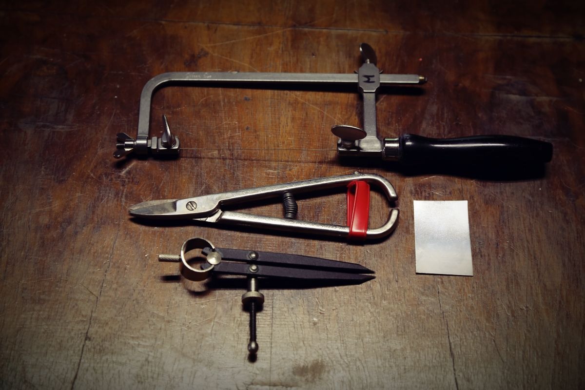 Narzędzia jubilerskie: gesztelka, nożyce i cyrkiel traserski, niezbędnik początkującego jubilera