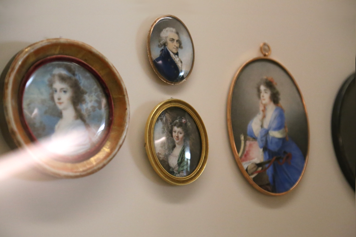 Biżuteria w formie portretów bliskich, małe medaliony z portretami.