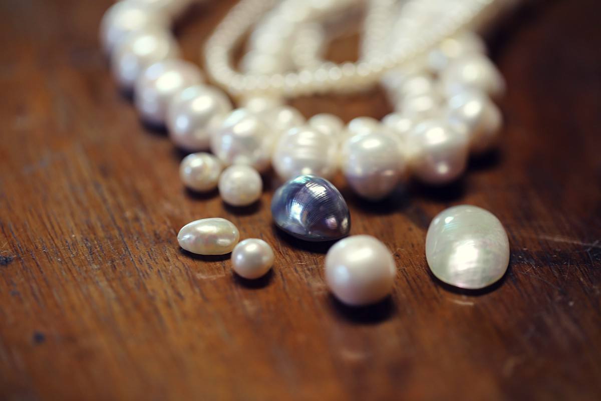 perła, perły, informacje o perłach, właściwości pereł, historia pereł, perły naturalne, perły barokowe, barwne perły, klejnoty z perłami, biblioteka kamieni, blog o biżuterii, kamienie ozdobne, kamienie szlachetne, marta norenberg