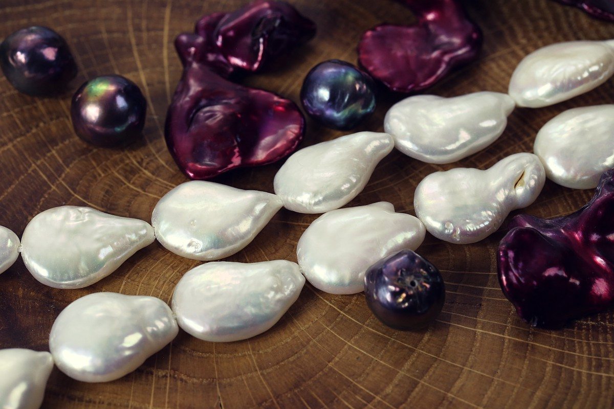 perła, perły, informacje o perłach, właściwości pereł, historia pereł, perły naturalne, perły barokowe, barwne perły, klejnoty z perłami, biblioteka kamieni, blog o biżuterii, kamienie ozdobne, kamienie szlachetne, marta norenberg