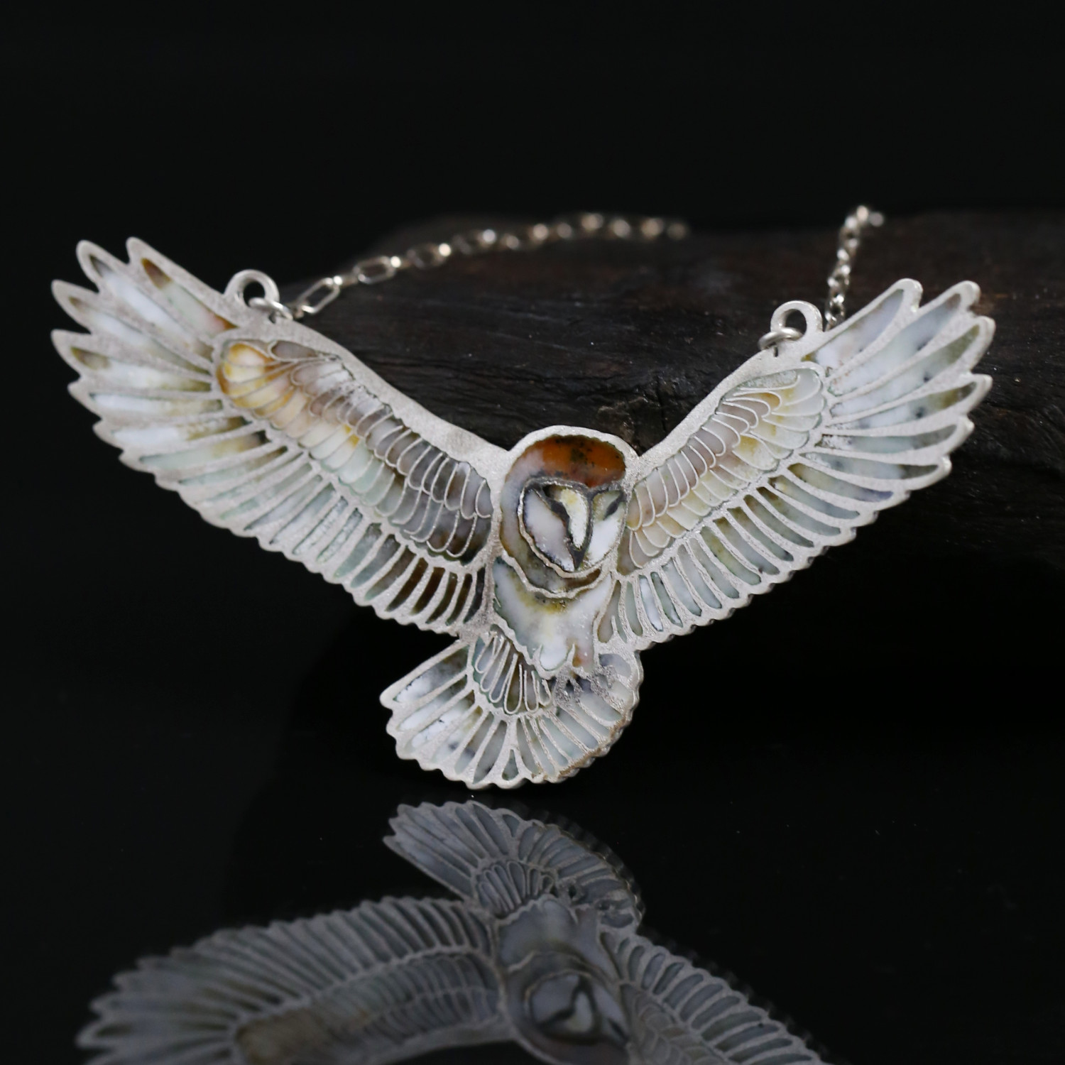 Srebrny naszyjnik sowa płomykówka zdobiona emalią jubilerską
