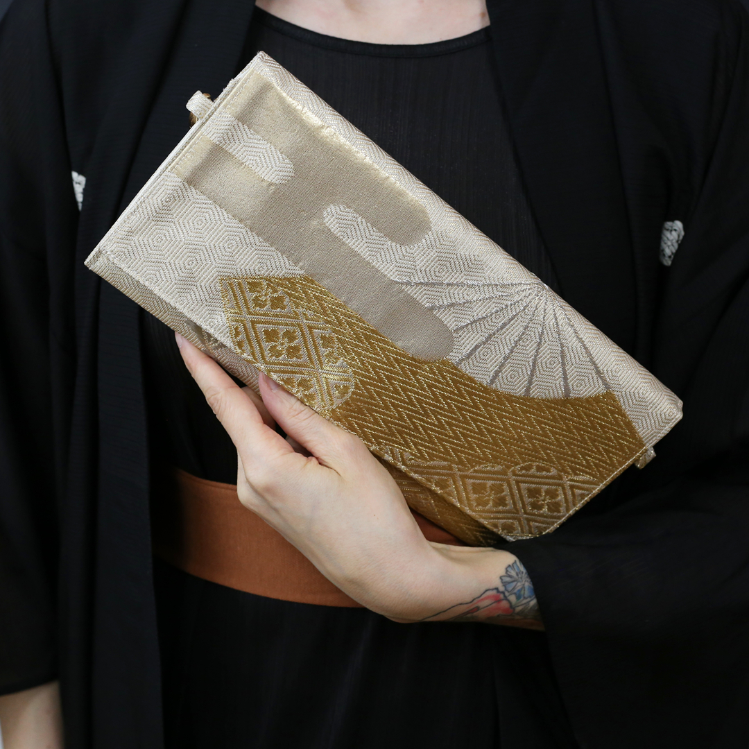 elegancka kopertówka z tkaniny w wachlarze