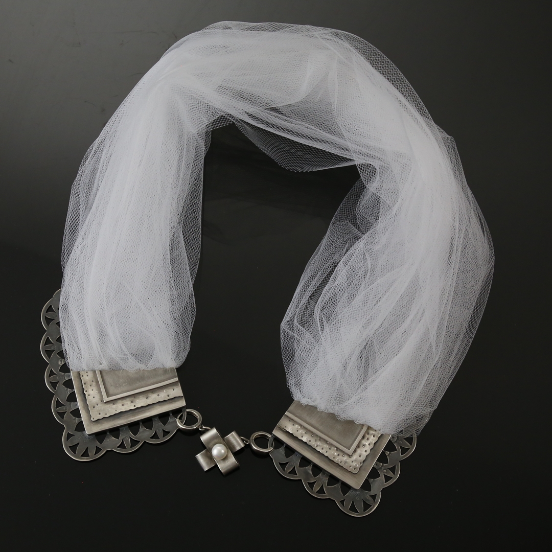 nowoczesny naszyjnik ze srebra i tkaniny