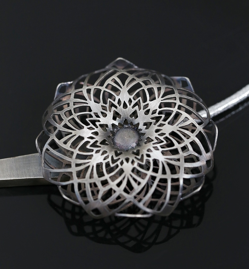 elegancki srebrny naszyjnik z geometrycznym kwiatem