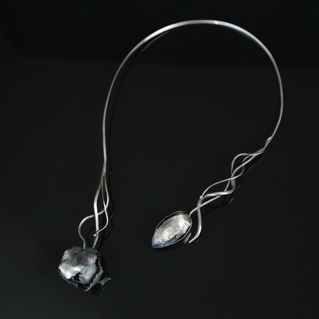 biżuteria artystyczna ze srebra inspirowana secesją